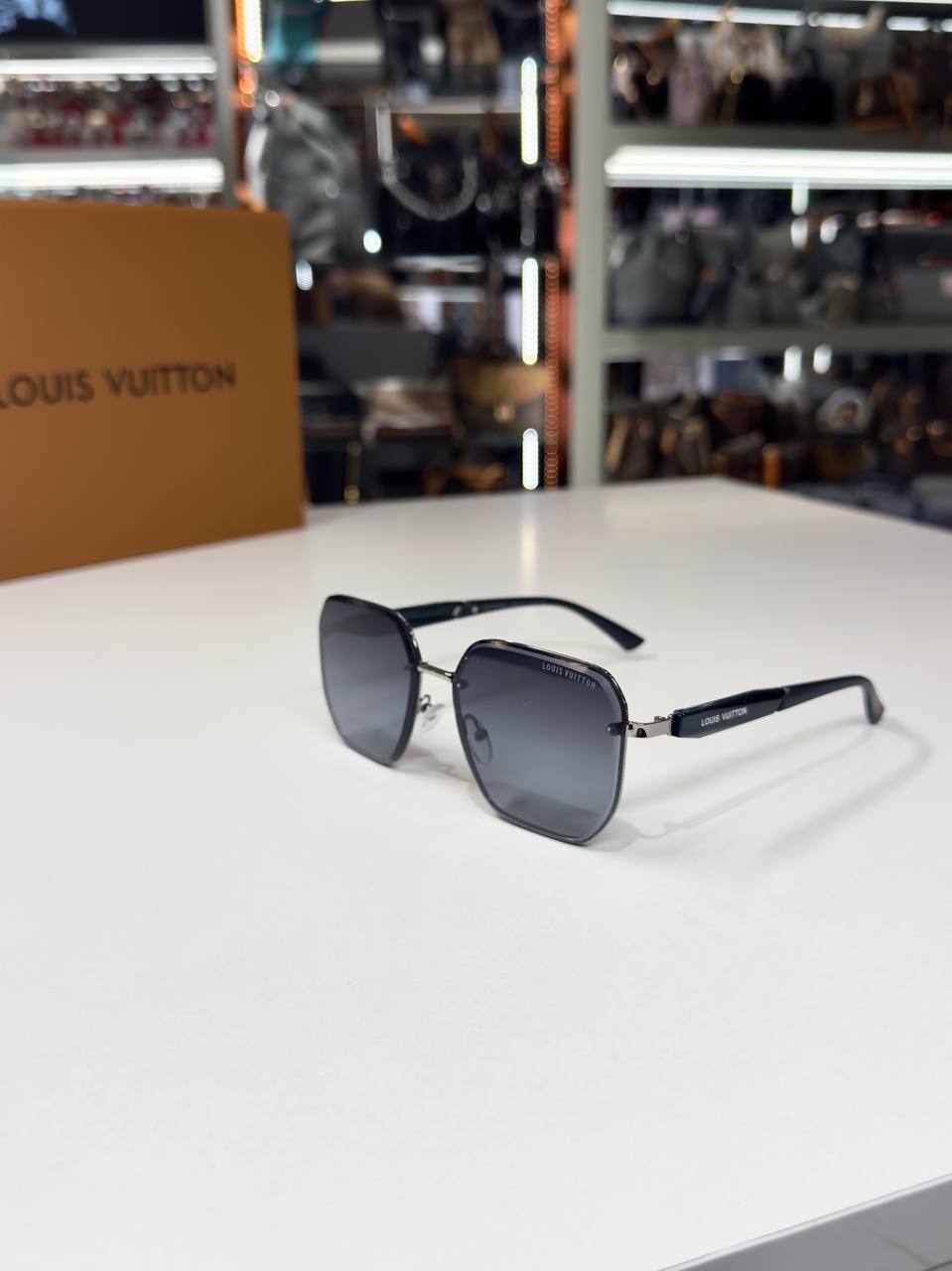 Louis Vuitton - L03